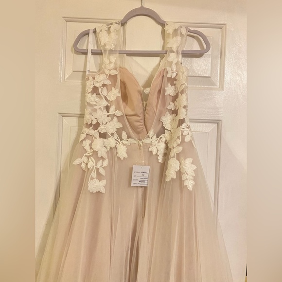 Brand New David’s Bridal appliqued cap sleeve tulle ball gown wedding dress - Picture 4 of 16